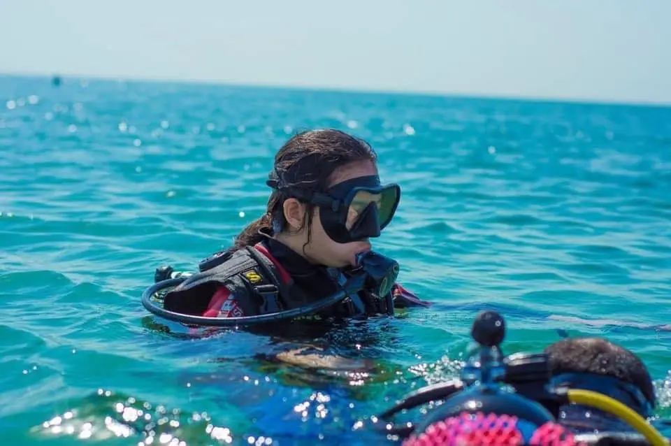 Beginner diver relaxing at the surface before descending at Half Moon Beach